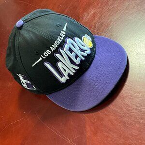 NWTs Kids NBA Los Angeles Lakers New Era Black Purple Youth Snapback Hat (OSFM)